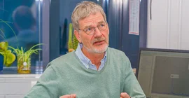 Wolfgang Morgenroth ist wissenschaftlicher Mitarbeiter am Institut für Geowissenschaften.