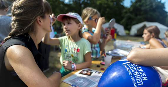 Das Unicamp des Koordinationsbüros für Chancengleichheit bietet ein vielfältiges Programm. Foto: Thomas Roese. Kinderschminken beim Unicamp 2018 des Koordinationsbüros für Chancengleichheit. Foto: Thomas Roese.