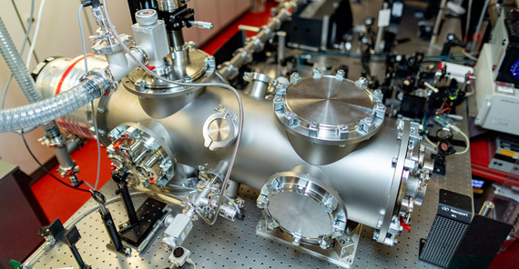 In the laboratory of the research group of Prof. Gühr. | Photo: Tobias Hopfgarten In the laboratory of the research group of Prof. Gühr. | Photo: Tobias Hopfgarten