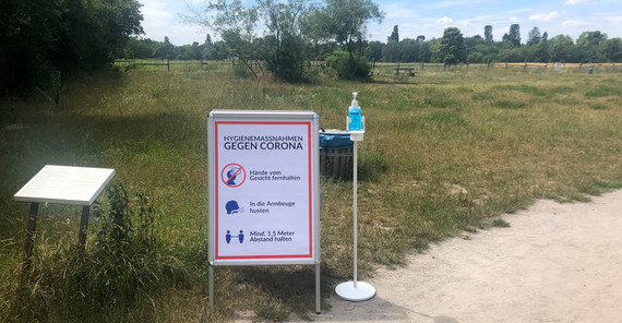 Die Wirtschaftswissenschaftlerin Prof. Dr. Lisa Bruttel hat in ihrem innovativen Lehrprojekt mit Studierenden untersucht, wie sich Menschen sanft beeinflussen lassen – ohne Verbote, Gebote oder ökonomische Anreize. | Foto: Julian Frisch Die Wirtschaftswissenschaftlerin Prof. Dr. Lisa Bruttel hat in ihrem innovativen Lehrprojekt mit Studierenden untersucht, wie sich Menschen sanft beeinflussen lassen – ohne Verbote, Gebote oder ökonomische Anreize. | Foto: Julian Frisch