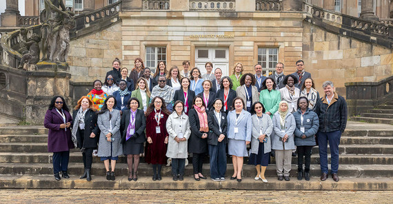 Gruppenfoto der Teilnehmenden auf der Freiteppe am Haus 9 am Neuen Palais in Potsdam.