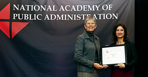 Prof. Dr. Sabine Kuhlmann (re.) bei der Ernennung zum Fellow der NAPA. Foto: Kaitlyn Hudgins. Prof. Dr. Sabine Kuhlmann (re.) bei der Ernennung zum Fellow der NAPA. Foto: Kaitlyn Hudgins.