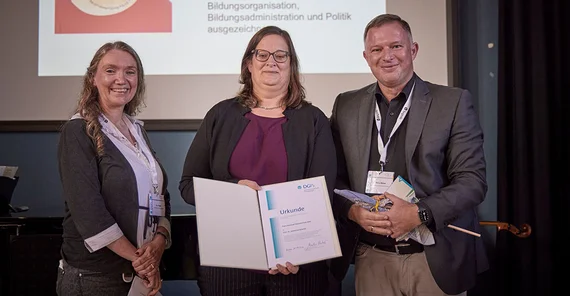 Bei der Verleihung des Franz-Emanuel-Weinert-Preises der Deutschen Gesellschaft für Psychologie: Prof. Dr. Katharina Scheiter (M.), Prof. Markus Bühner, Präsident der DGPs, sowie Frau Prof. Ute Bayen, die stellvertretend für die Preis-Jury die Laudatio verlesen hat.