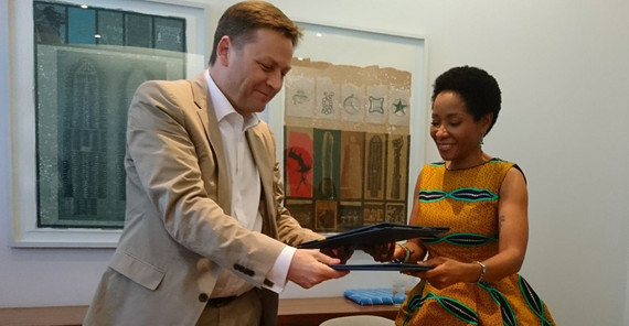 Bei der Unterzeichnung des Partnerschaftsvertrags mit der University of Cape Town: Prof. Oliver Günther (l.) und Prof. Mamokgethi Phakeng (r.) (Foto: Marita Böhning) Bei der Unterzeichnung des Partnerschaftsvertrags mit der University of Cape Town: Prof. Oliver Günther (l.) und Prof. Mamokgethi Phakeng (r.) (Foto: Marita Böhning)
