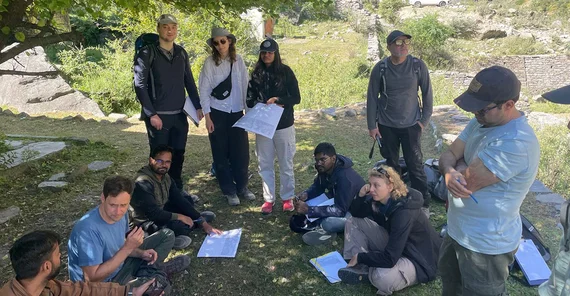 Diskussion der Gruppenarbeit auf einer Flussterrasse.