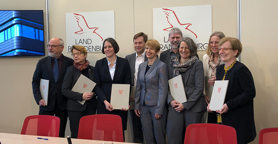 Die Präsidentinnen und Präsidenten der brandenburgischen Hochschulen nach der Unterzeichnung der Hochschulverträge. Foto: Dr. Silke Engel. Die Präsidentinnen und Präsidenten der brandenburgischen Hochschulen nach der Unterzeichnung der Hochschulverträge. Foto: Dr. Silke Engel.