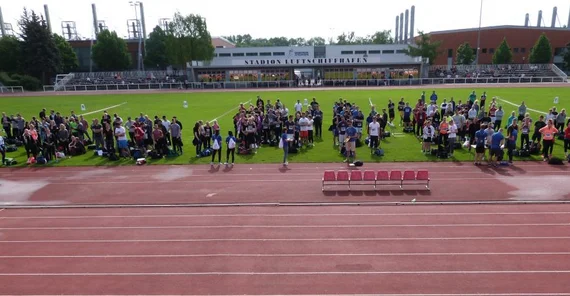 Sportler im Stadion, die sich auf die Sporteignungsprüfung vorbereiten. Foto: Jim Förster