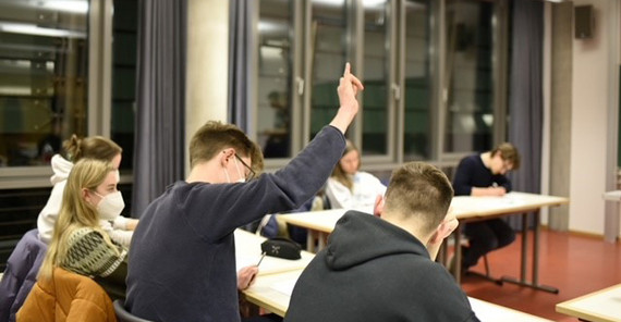 Bei einer Sitzung des Debattierclubs. Studierende in einem Seminarraum. Das Foto ist von Rut Gonska.
