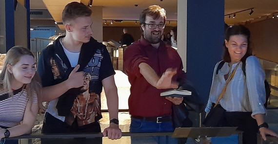 Professor Carlà-Uhink erklärt die Zerstörung von Inschriften Professor Carlà-Uhink erklärt die Zerstörung von Inschriften