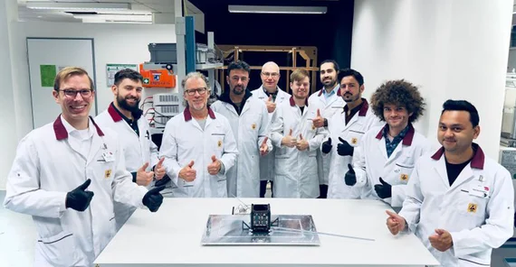 Ingenieurs-Team der TU Berlin auf einem Gruppenbild im Labor. Alle tragen weiße Kittel.
