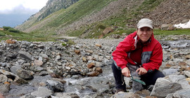 Dr. Savi collecting sand for geochemical analyses | Photo: Velio Coviello