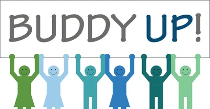 Sechs grüne und blaue Figuren stehen nebeneinander und halten den Schriftzug "Buddy UP!" über ihren Köpfen