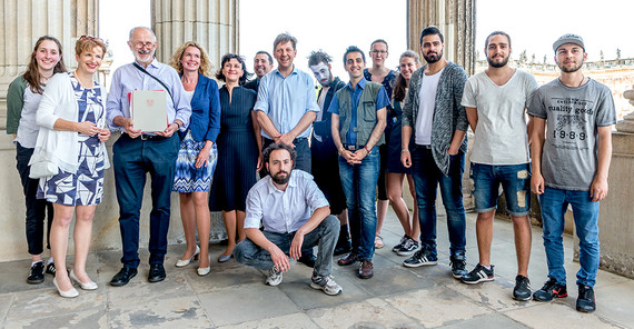 Kulturministerin Dr. Martina Münch (2.vl.) mit Prof. Dr. Dieter Wagner von der Universitätsgesellschaft (3.v.l.)und Projektleiterin PD Dr. Ljuba Kirjuchina (5.v.l.) sowie Mitgliedern des Ensembles. Foto: Karla Fritze. Kulturministerin Dr. Martina Münch (2.vl.) mit Prof. Dr. Dieter Wagner von der Universitätsgesellschaft (3.v.l.)und Projektleiterin PD Dr. Ljuba Kirjuchina (5.v.l.) sowie Mitgliedern des Ensembles. Foto: Karla Fritze.