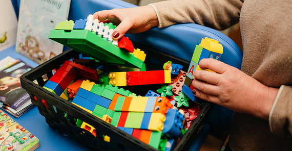 Die Informationsreihe „Coffee to Care“ liegt Dörte Esselborn sehr am Herzen. Eine Kiste voll mit bunten Bausteinen.
