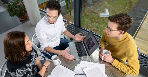 Prof. Dr. Tim Dietrich (M.) mit den Doktorand*innen Anna Neuweiler (l.) und Hauke Köhn (r.). Prof. Dr. Tim Dietrich (M.) mit den Doktorand*innen Anna Neuweiler (l.) und Hauke Köhn (r.).