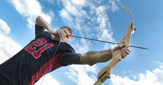 Beim Campus Festival am Neuen Palais (Foto: Thomas Roese) Sportler der einen Bogen schießt.