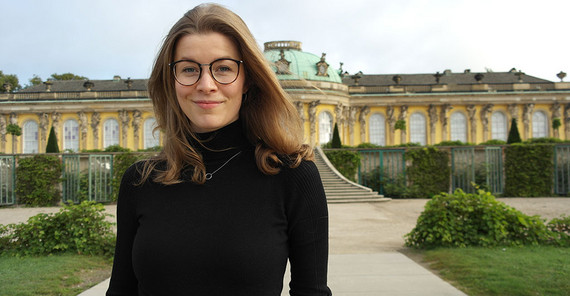 Lina Marie Schauer Lina Marie Schauer vor dem Schloss Sansoucci