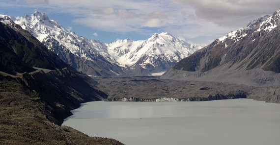 Tasman Lake, gespeist durch den Tasman Glacier im Hintergrund, in Neuseeland. Malerische Szenerie.