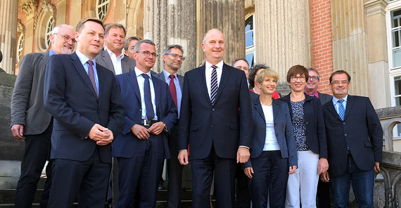 Mitglieder des brandenburgischen Landeskabinetts um Ministerpräsident Woidke mit Vertretern der brandenburgischen Hochschulen und außeruniversitären Forschungseinrichtungen. Foto: Dr. Silke Engel. Mitglieder des brandenburgischen Landeskabinetts um Ministerpräsident Woidke mit Vertretern der brandenburgischen Hochschulen und außeruniversitären Forschungseinrichtungen. Foto: Dr. Silke Engel.