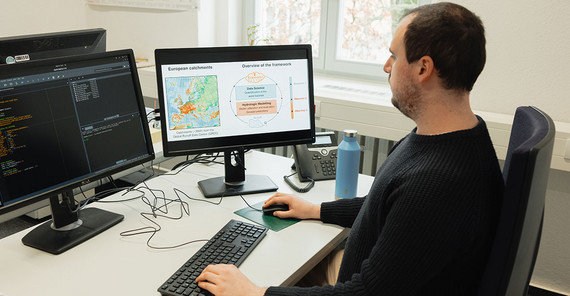 Patricio Yeste bei der Analyse von Datensätzen. Patricio Yeste bei der Analyse von Datensätzen.