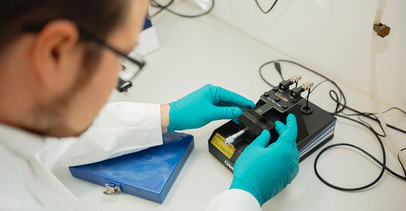 Johannes Gurke im Labor. Johannes Gurke im Labor.