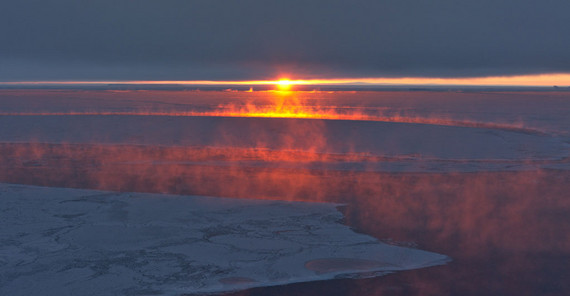 Seerauch in der Antarktis wird von der untergehenden Sonne angestrahlt. | Foto: Winkelmann/Reese Seerauch in der Antarktis wird von der untergehenden Sonne angestrahlt. | Foto: Winkelmann/Reese