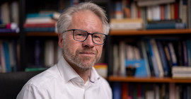 Martin Fischer in seinem Büro.