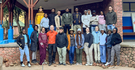 Rund 20 Menschen posieren für ein Gruppenfoto