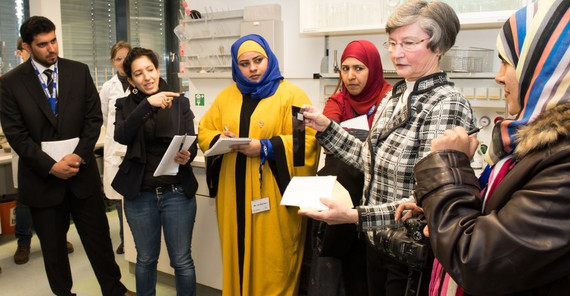 Labortechnikerinnen und -techniker informierten sich im Chemielabor der Arbeitsgruppe „Didaktik der Chemie“ darüber, wie Studierende des Bachelor- und Masterstudienganges für das Lehramt Chemie ausgebildet werden. Foto: Karla Fritze Labortechnikerinnen und -techniker informierten sich im Chemielabor der Arbeitsgruppe „Didaktik der Chemie“ darüber, wie Studierende des Bachelor- und Masterstudienganges für das Lehramt Chemie ausgebildet werden. Foto: Karla Fritze