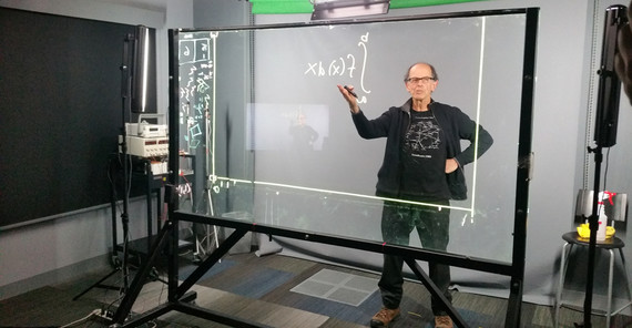 Trotz Tafelanschrieb schaut der Dozent in die Kamera. Foto: U. Lucke. Trotz Tafelanschrieb schaut der Dozent in die Kamera. Foto: U. Lucke.