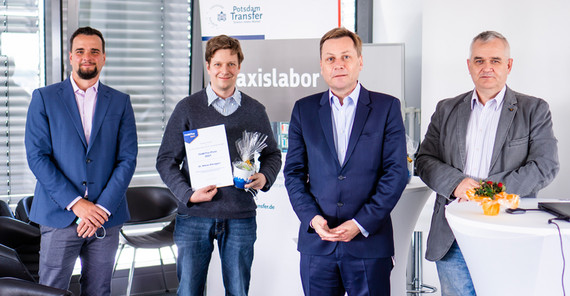 Dr. Niklas Allroggen hat ein Projekt zur „Klassifizierung von Georadardaten zur automatisierten Zustandserfassung von Bahntrassen“. | Foto: Tilo Bergemann Dr. Niklas Allroggen hat ein Projekt zur „Klassifizierung von Georadardaten zur automatisierten Zustandserfassung von Bahntrassen“. | Foto: Tilo Bergemann