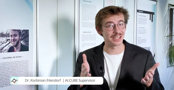 Das Bild zeigt Dr. Korbinian Ihlendorf, AI.CUBE-Supervisor. Das Foto ist von MIZ Babelsberg.
