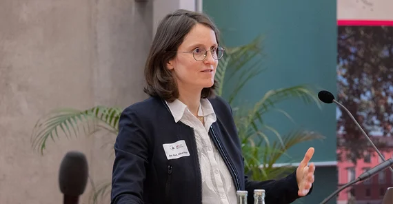 Mensch hält eine Rede.