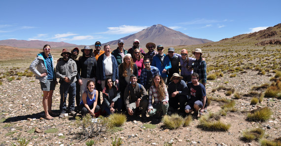 Das Exkursions-Team vor dem Vukan Tuzgle. Foto: Paula Andrea Vignoni. Das Exkursions-Team vor dem Vukan Tuzgle. Foto: Paula Andrea Vignoni.