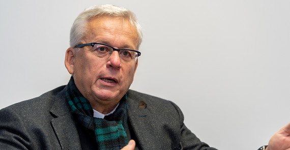 Das Bild zeigt den Rechtswissenschaftler Prof. Andreas Zimmermann im Gespräch. Foto: Tobias Hopfgarten.