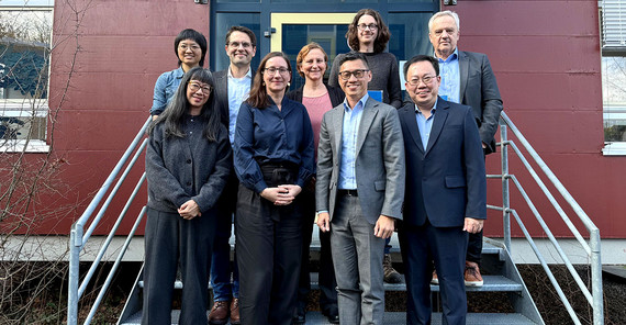 Prof. Dr. Chow Jia Yi und Prof. Dr. Nadine Spörer unterzeichneten den Kooperationsvertrag. Prof. Dr. Chow Jia Yi, Dean Teacher Education & Undergraduate Programmes am National Institute of Education Singapur, und Prof. Dr. Nadine Spörer, Dekanin der Humanwissenschaftlichen Fakultät der Universität Potsdam (vorn Mitte), unterzeichneten den Kooperationsvertrag.