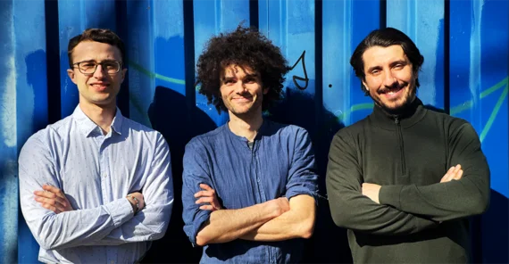 Foto von drei jungen Männern