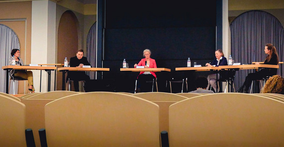 Die Teilnehmenden beim digitalen wissenschaftlichen Salon diskutieren über die aktuellen Entwicklungen der Corona-Pandemie und die Folgen für die Universität Potsdam. | Foto: Reinhold Engel Die Teilnehmenden beim digitalen wissenschaftlichen Salon diskutieren über die aktuellen Entwicklungen der Corona-Pandemie und die Folgen für die Universität Potsdam. | Foto: Reinhold Engel