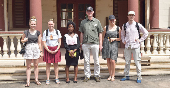 Die Potsdamer Studierenden und Prof. Hans-Georg Wolf vor dem Ashanti-Palast | Foto: Frithjoff Sonnta Auf dem Foto sind die Potsdamer Studierenden und Prof. Hans-Georg Wolf vor dem Ashanti-Palast zu sehen. Das Foto ist von Frithjoff Sonntag.
