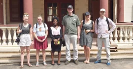 Auf dem Foto sind die Potsdamer Studierenden und Prof. Hans-Georg Wolf vor dem Ashanti-Palast zu sehen. Das Foto ist von Frithjoff Sonntag.