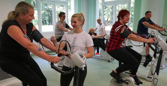 Angeleitetes Training Training im Innenraum auf Ergometern.