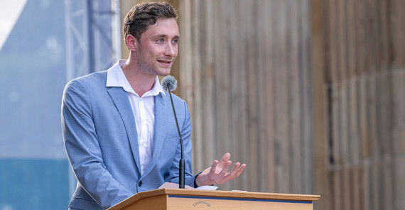 Lars Masanneck bei der Verabschiedung der Absolvent*innen 2024 Lars Masanneck am Rednerpult