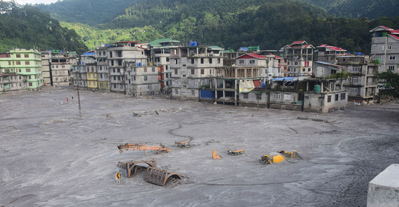 Buildings and cars in the town of Rangpo were buried under the sediment masses of the flood. Buildings and cars in the town of Rangpo were buried under the sediment masses of the flood.