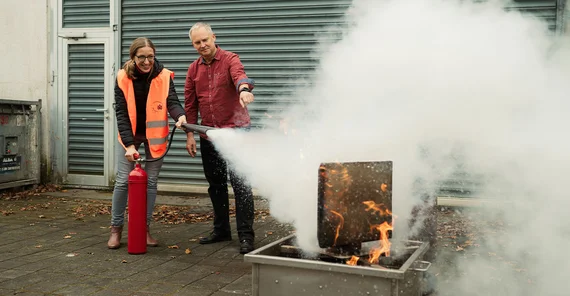 Ulf Lepszy überwacht eine Feuerlöschübung bei der viel Qualm und Löschgase entstehen.
