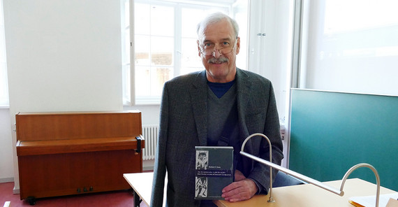 Prof. Norbert P. Franz mit seinem Buch „‚So, Sie meinen also, es gibt ihn nicht?‘ -Der Teufel in der russischen Literatur“. | Foto: Juliane Voigt Prof. Norbert P. Franz mit seinem Buch „‚So, Sie meinen also, es gibt ihn nicht?‘ -Der Teufel in der russischen Literatur“. | Foto: Juliane Voigt