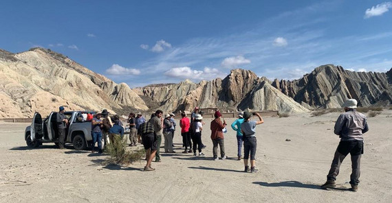 Unterwegs in den Anden | Bodo Bookhagen Das Bild zeigt die Teilnehmenden bei der Vorbereitung von Geländearbeiten an deformierten Sediment-Abfolgen im Calchaqui-Tal. Das Foto ist von Bodo Bookhagen. Beim Anklicken öffnet sich das Bild im neuen Fenster.
