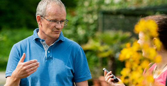 Prof. Michael Lenhard im Botanischen Garten Prof. Michael Lenhard im Botanischen Garten