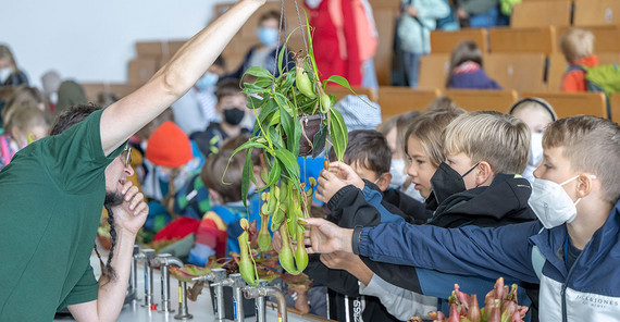 Steffen Ramm vom Botanischen Garten führt durch die Welt der fleischfressenden Pflanzen. Steffen Ramm vom Botanischen Garten führt durch die Welt der fleischfressenden Pflanzen.