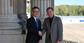 Botschafter S.E. Herr Sang Beom Lim (l.) und Prof. Oliver Günther, Ph.D.,Präsident der Universität Potsdam schütteln die Hände.