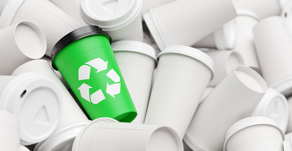 Bioökonomie fängt beim Kaffeebecher an. Foto: Adobe Stock/ Robert Kneschke Bioökonomie fängt beim Kaffeebecher an. Abgebildet sind viele weiße Kaffeebecher und ein grüner Kaffeebecher mittig. Foto: Adobe Stock/ Robert Kneschke